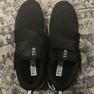 Indoor cycling shoe with SPD clip